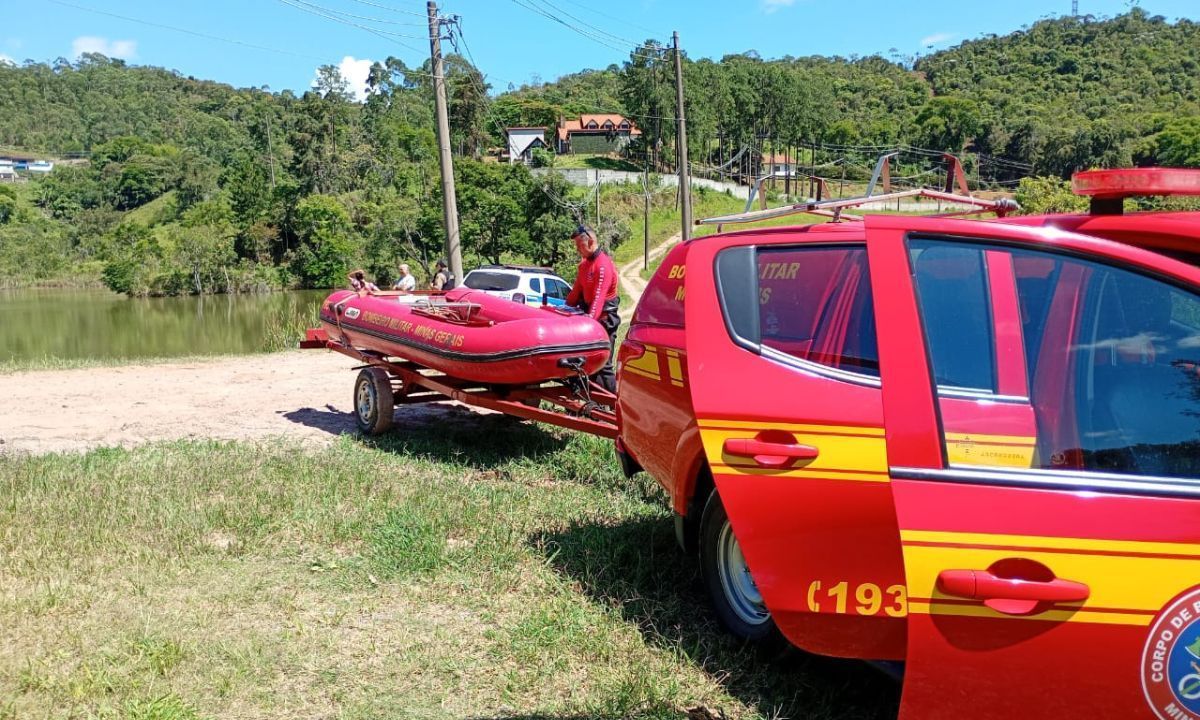 Bombeiros resgatam corpo de jovem que se afogou em Santos Dumont (MG)
