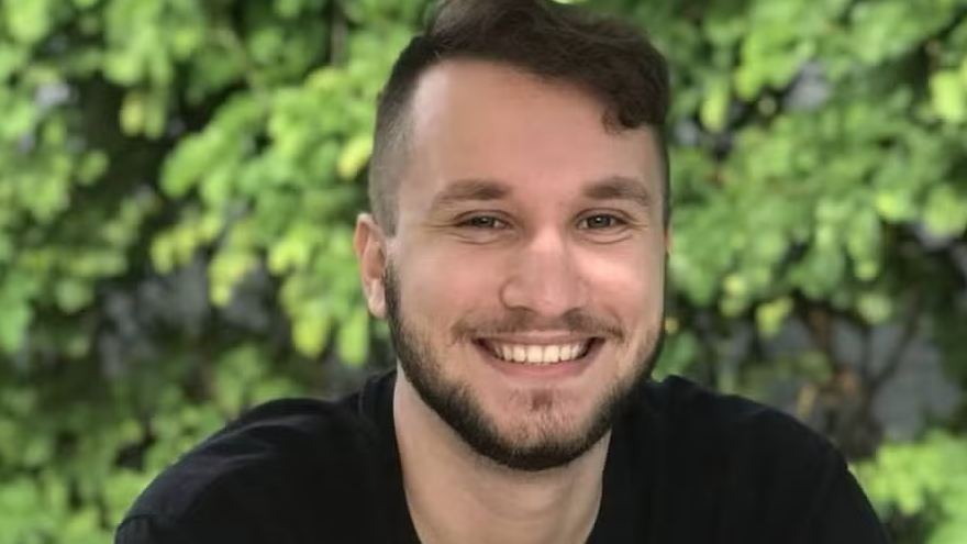 Jovem que morreu eletrocutado ao encostar em food truck energizado é sepultado no Rio de Janeiro