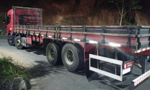 Jovem morre após moto colidir com caminhão em Ubá, informou PMR