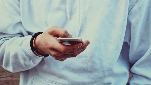 Jovem percebeu que homem estava tirando fotos dela e enviando para alguém no celular