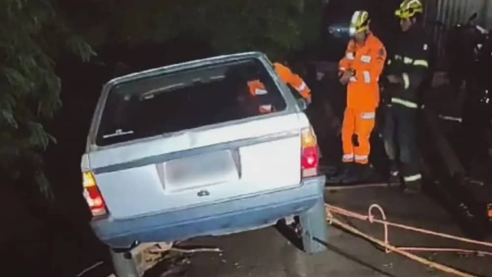 Jovem fica com pé no freio por uma hora para carro não cair em barranco em Minas