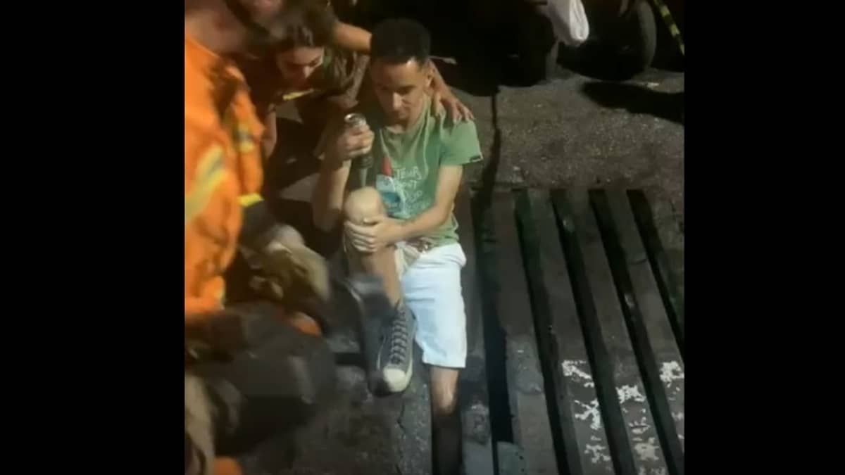 Jovem prende a perna em bueiro no 'Pior Bloco do Mundo' e é resgatado pelos Bombeiros