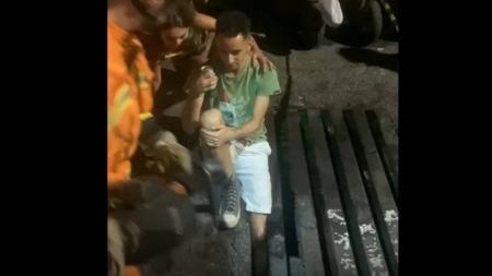 Jovem prendeu a perna em bueiro no meio do bloco em Belo Horizonte