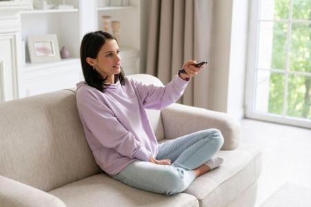 Jovem aproveitando o final de semana em casa