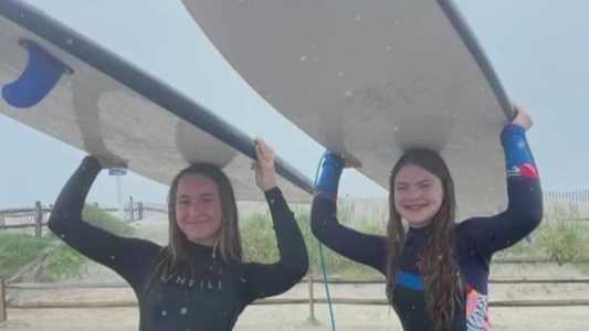 Jovem surfava com uma amiga quando foi surpreendida pelo ataque de tubarão