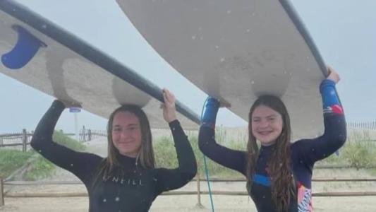 Jovem surfava com uma amiga quando foi surpreendida pelo ataque de tubarão