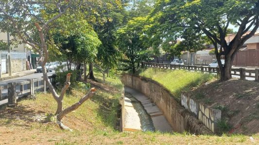 Jovem tentou fugir da PM pulando em um córrego, mas foi alcançado pela polícia