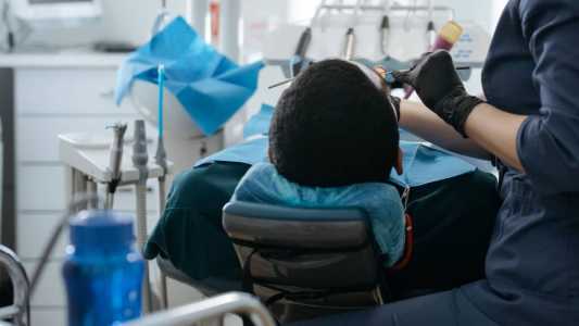 Jovem voltou no dentista três vezes após cirurgia, e na terceira foi encaminhada ao hospital