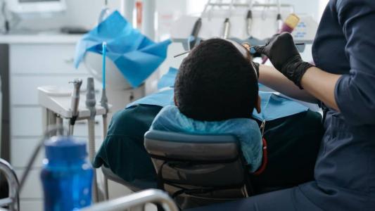 Jovem voltou no dentista três vezes após cirurgia, e na terceira foi encaminhada ao hospital