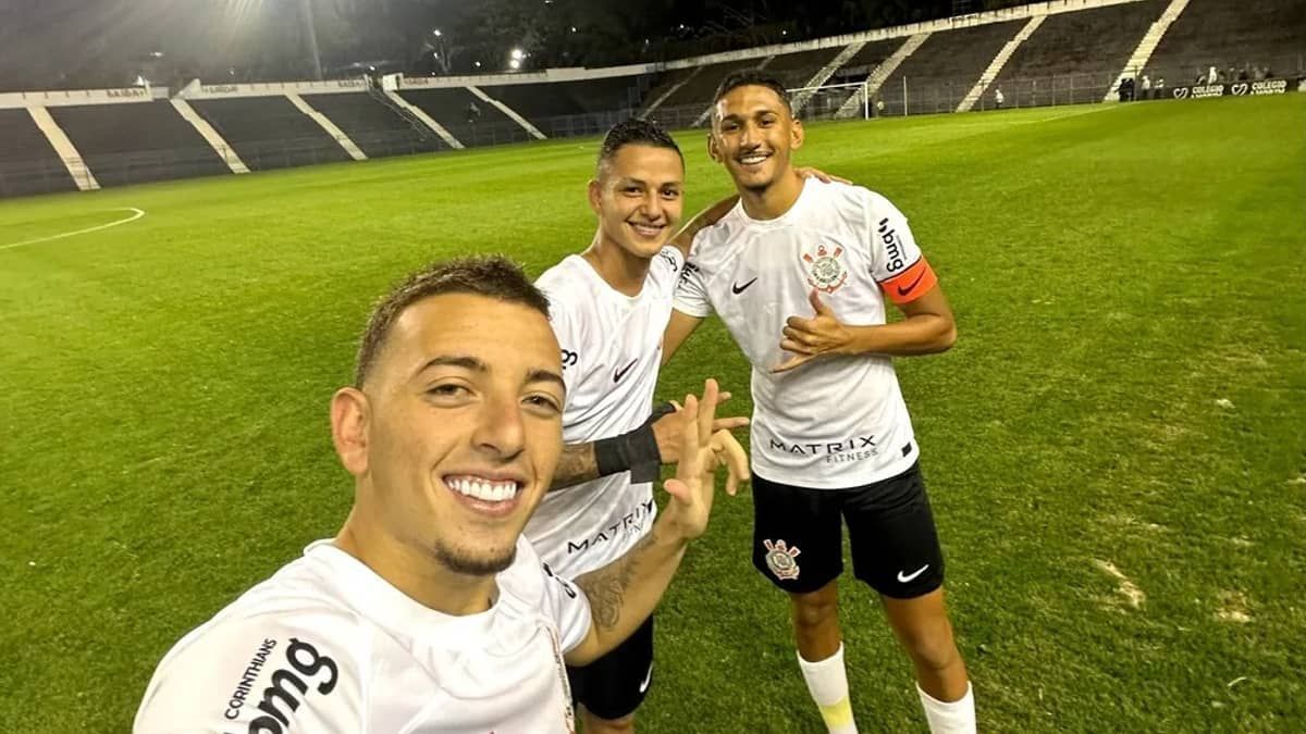 Jogadores do Corinthians provocam Patati após vitória contra o Santos no Sub-20