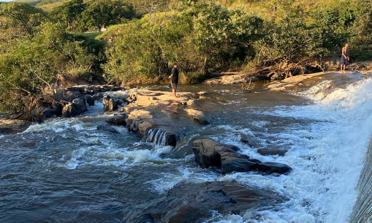 Jovens que ficaram ilhados no Rio das Mortes são resgatados pelos bombeiros