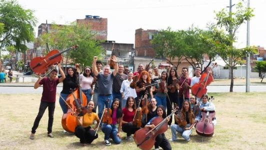 Jovens músicos da Orquestra Criança Cidadã