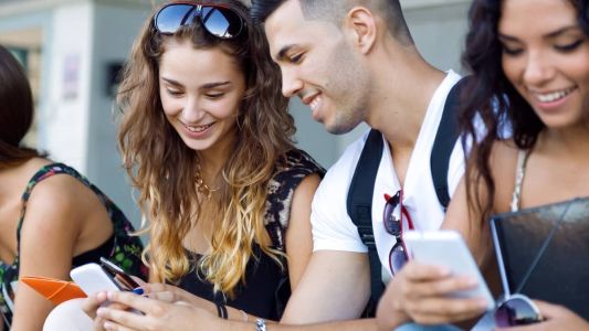 Jovens vão receber chip para usar celular para estudar