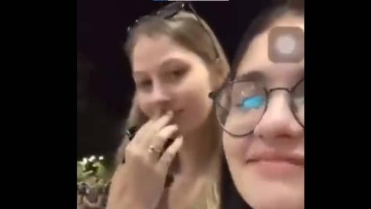 Jovens zombam de cola de turma que tem mais de 40 anos
