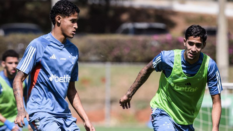 Crias do Cruzeiro treinam com elenco principal antes de clássico no Brasileiro