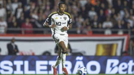 Júnior Santos em ação pelo Atlético contra o São Paulo neste domingo (24)