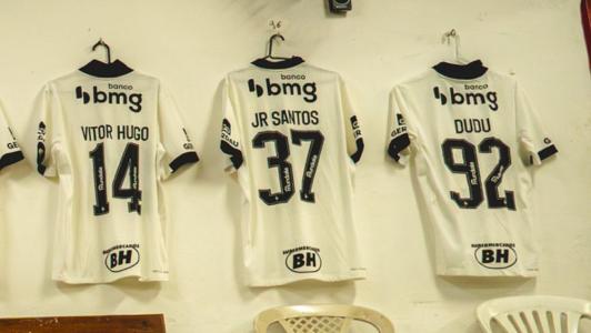 Camisa de Jr. Santos preparada para o jogo do Galo em Nova Lima