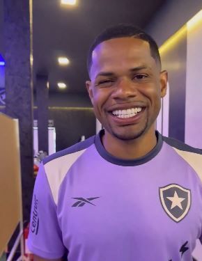 Na mira do Atlético, Júnior Santos se reapresenta ao Botafogo e manda recado