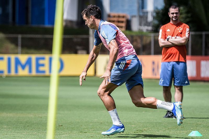 Larcamón explica por que Dinenno não foi titular do Cruzeiro contra o Tombense