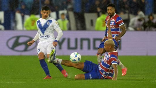 Deyverson briga pela posse de bola em jogo contra o Vélez Sarsifeld-ARG