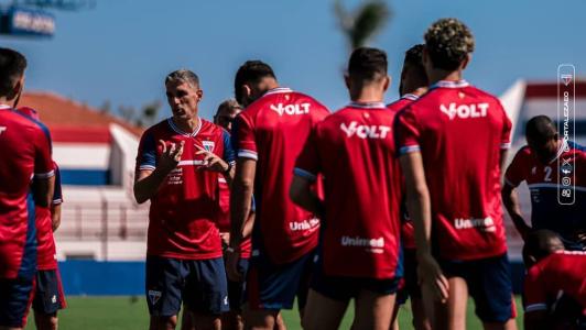 Juan Pablo Vojvoda conversa com jogadores em treino no CT do clube, em Fortaleza