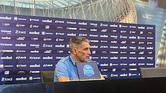 Juan Pablo Vojvoda em entrevista coletiva depois da goleada sobre o Santos