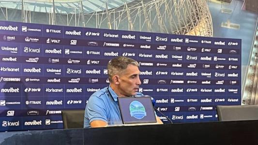 Juan Pablo Vojvoda em entrevista coletiva depois da goleada sobre o Santos
