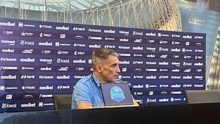 Juan Pablo Vojvoda em entrevista coletiva depois da goleada sobre o Santos