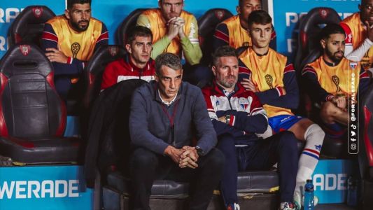 Juan Pablo Vojvoda no banco de reservas antes da partida do Fortaleza contra o San Lorenzo, na Argentina