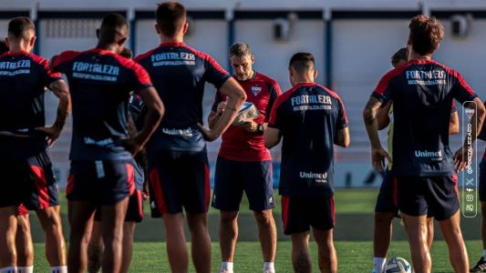 Juan Pablo Vojvoda orienta jogadores em treinamento do Fortaleza