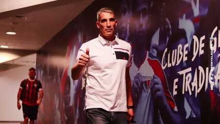Juan Pablo Vojvoda, técnico do Fortaleza, time que mais jogou em 2023 no Brasil