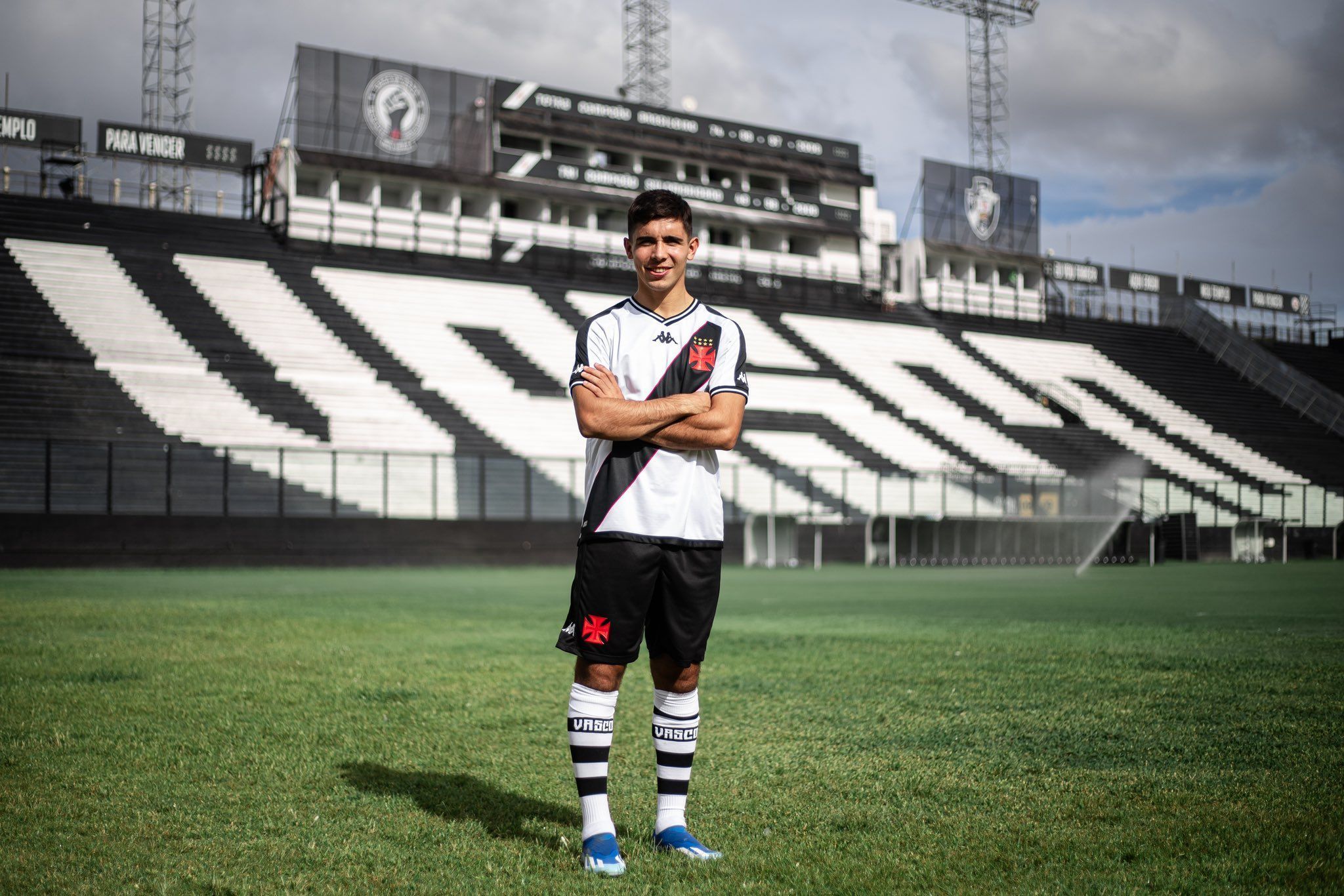 Vasco anuncia a contratação de Juan Sforza para a sequência da temporada
