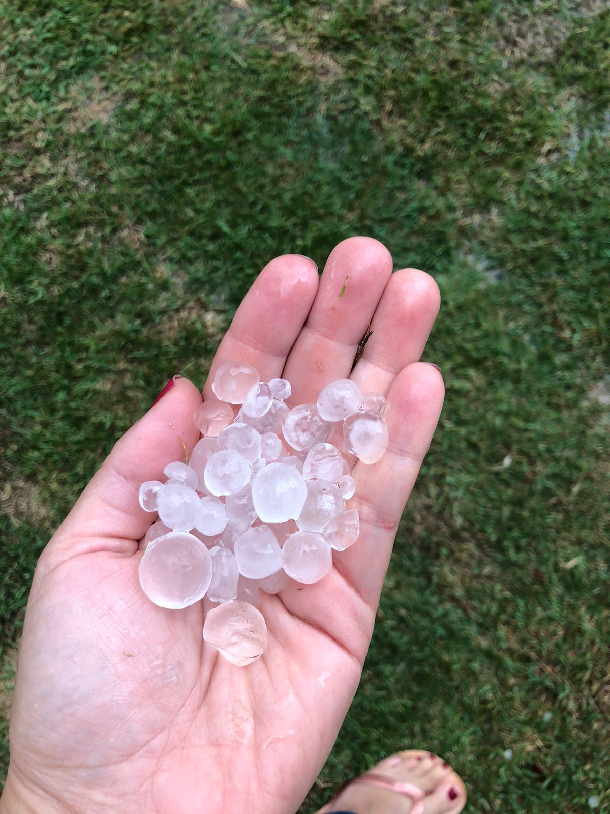 Vídeo: Juatuba, na Grande BH, registra chuva de granizo nesta terça-feira (12)