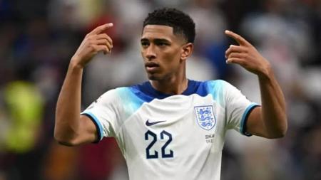 Jude Bellingham durante jogo com a camisa da Inglaterra