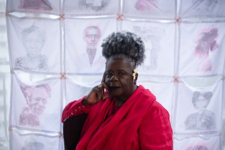 escritora conceiçao evaristo com roupa vermelha