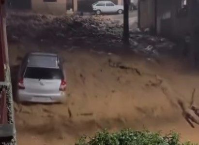 Veículo ficou muito danificado com a colisão