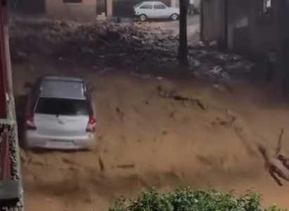 Veículo ficou muito danificado com a colisão