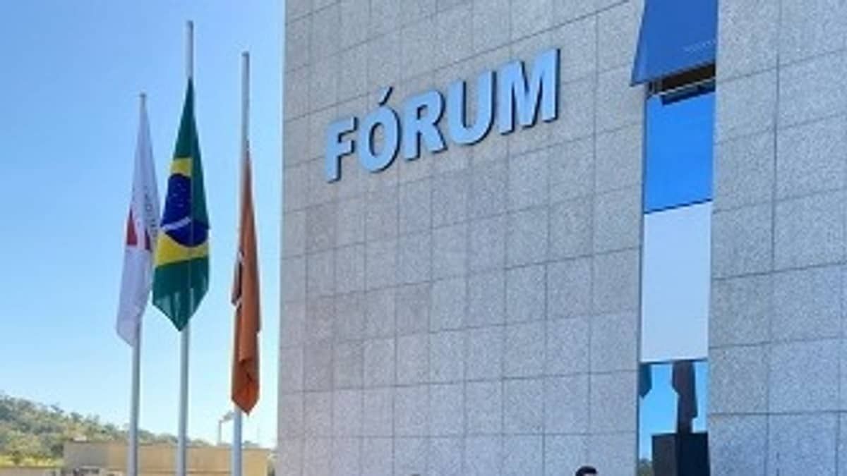 ‘Eu sou o teu Deus’: juiz afastado ‘batizava’ funcionárias de fórum em Divinópolis (MG)