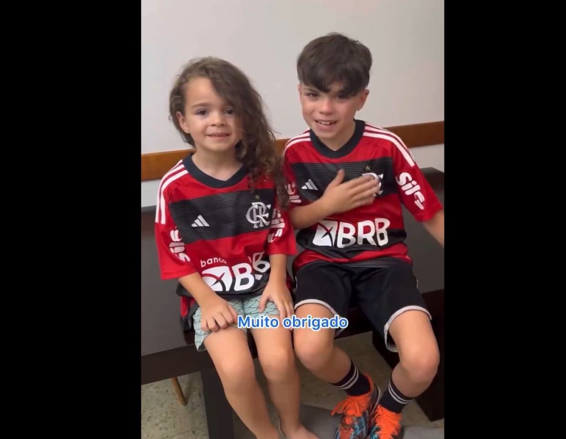 Flamengo presenteia Juli, torcedora do River Plate, com camisa do De La Cruz; veja