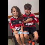 Flamengo presenteia Juli, torcedora do River Plate, com camisa do De La Cruz; veja
