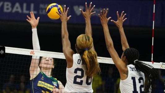 Julia Bergmann tenta furar bloqueio dos Estados Unidos, em Brasília