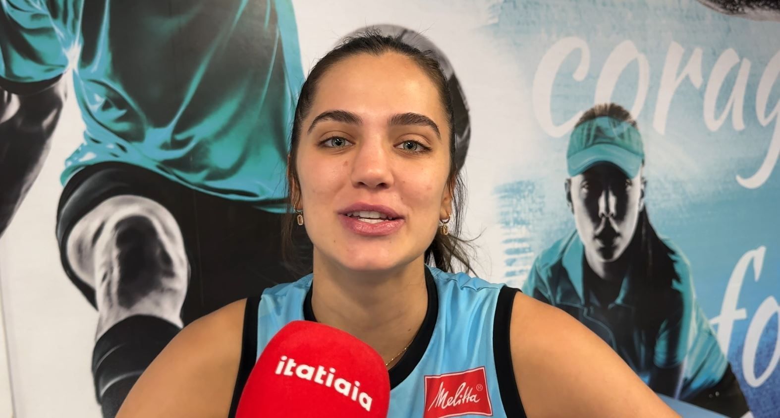 Júlia Kudiess diz como reagiu a jogos do Brasil na VNL após lesão no joelho