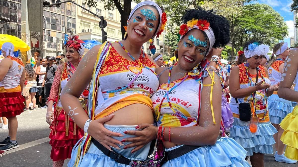 Baianas Ozadas: grávida desfila pela Afonso Pena e comemora retorno do carnaval de rua
