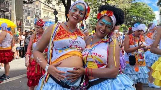 Juliana Santos, de 38 anos, participou do desfilo do Baiana Ozadas na manhã desta segunda-feira (20)