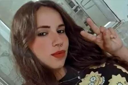 Jovem veste camisa preta e tem um piercing no nariz