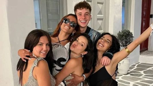 Juliano Floss em foto com Anitta, Juliette, Marina Sena e a namorada, Vivi