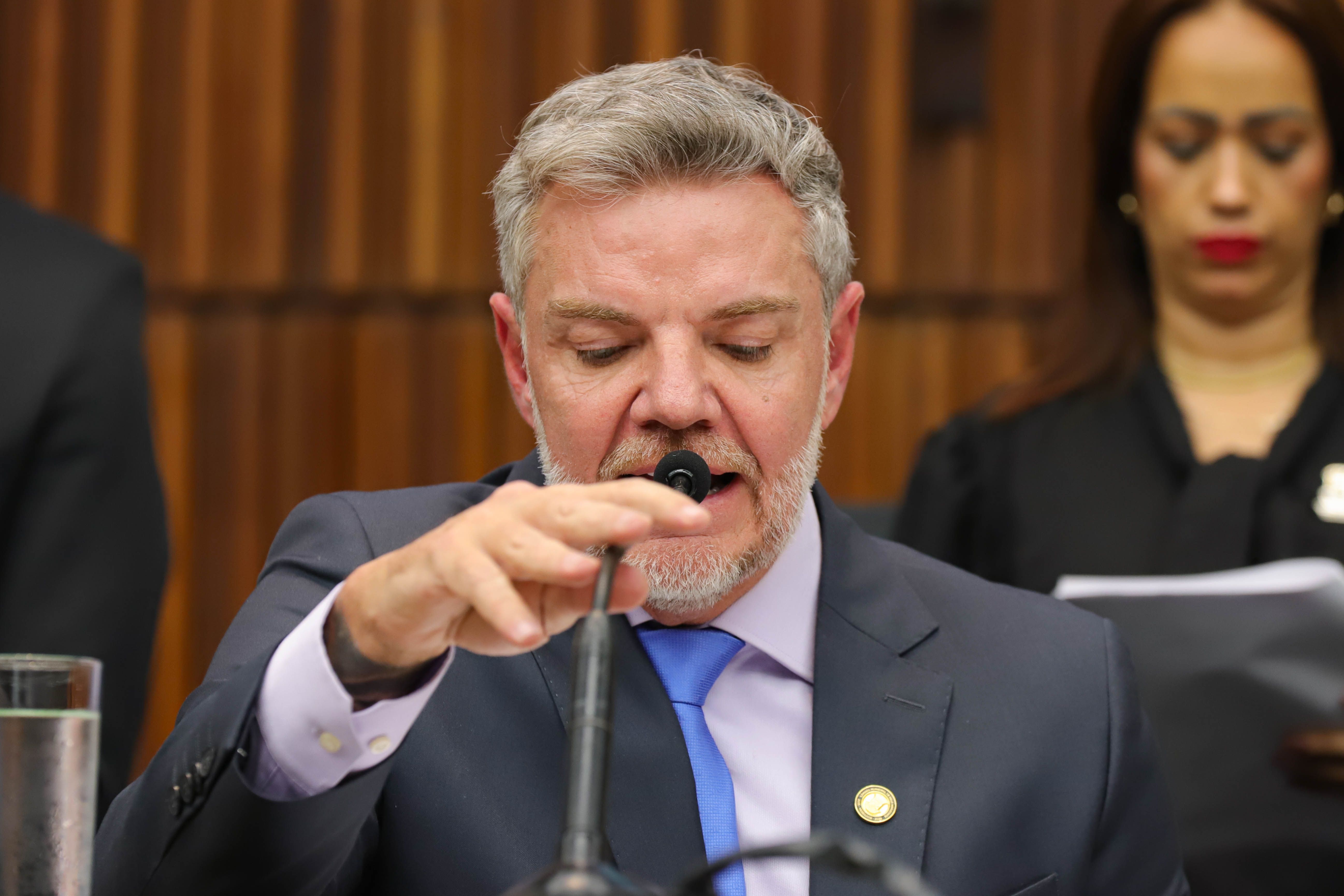 ‘Soco e chute na virilha’: o que diz o B.O que acusa Juliano Lopes de agredir policial