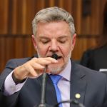 ‘Soco e chute na virilha’: o que diz o B.O que acusa Juliano Lopes de agredir policial
