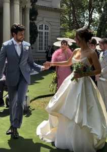 Julinho Casares e Lara Silva durante cerimônia de casamento realizada neste sábado (20)
