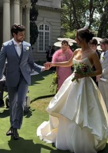 Julinho Casares e Lara Silva durante cerimônia de casamento realizada neste sábado (20)
